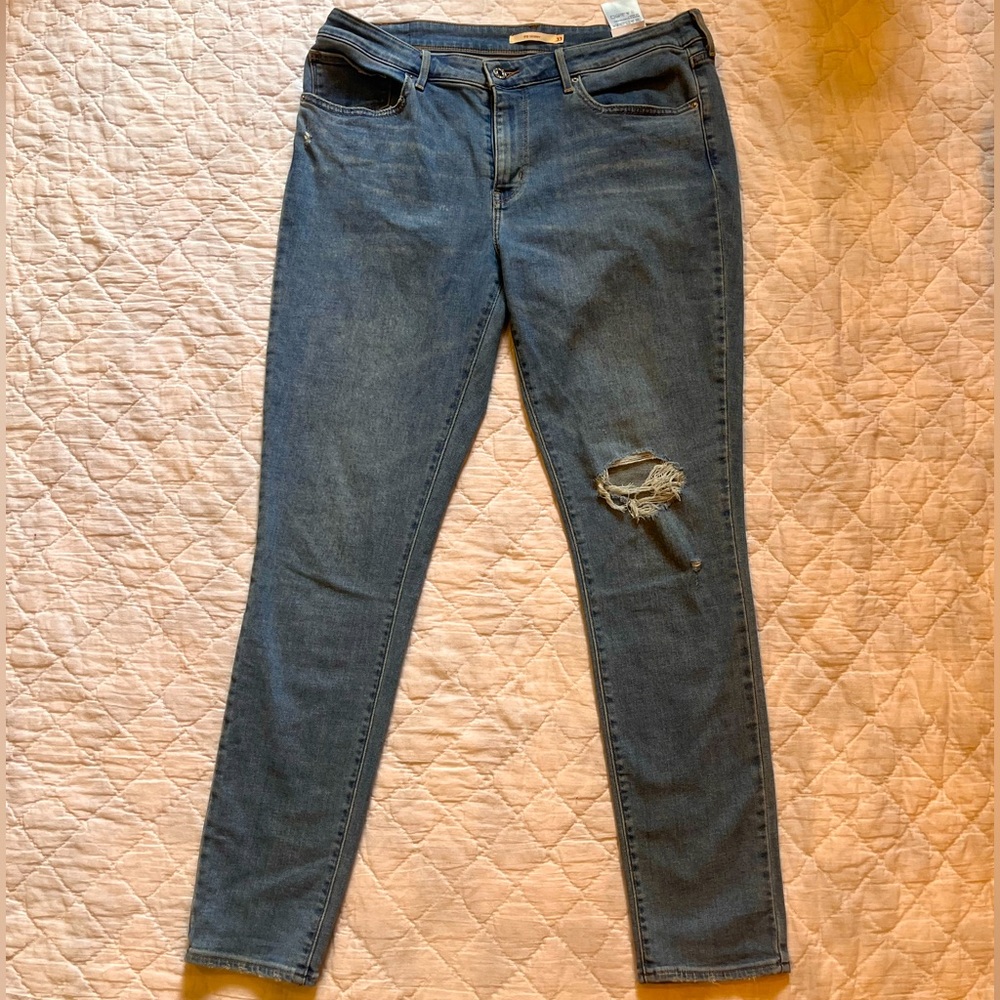 Levi 711 Skinny Women’s light wash distressed jeans